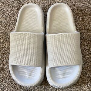 Unisex cloud slip on sandals gray color men’s 10.5 women’s 13
